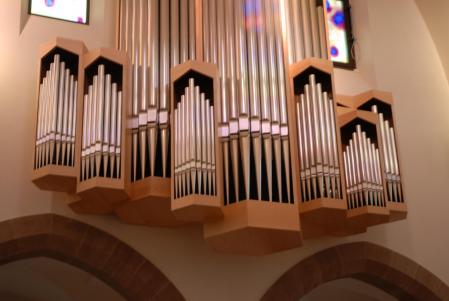 Le bel orgue Kern, en nid d'hirondelle.